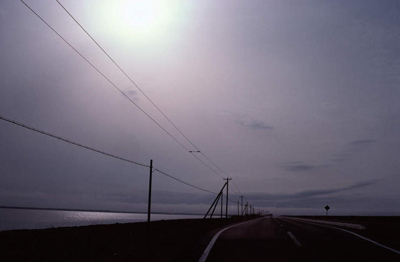 无人,横图,室外,白天,仰视,旅游,度假,海浪,海洋,美景,道路,路,公路,电力,电缆,电线,线,景观,浪花,分界线,电能,停车线,交通,线路,娱乐,自然,海水,享受,休闲,景色,放松,电,车行道,车行道分界线,电源,电源线,自然风光,标线,能量,海景,车行线,大海,风浪,海,海水的波动,近岸浪,涌浪,马路,彩图,低角度拍摄