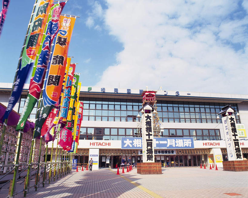 无人,横图,室外,白天,仰视,锻炼,旅游,度假,运动,标志建筑,道路,地标,建筑,路,公路,福冈县,日本,亚洲,阴影,光线,日文,标志,文字,影子,字符,字母,分界线,停车线,交通,娱乐,标识,建设,蓝色,蓝天,天空,阳光,天,享受,休闲,旅游胜地,放松,车行道,车行道分界线,标线,相扑,东亚,会议中心,车行线,福冈,日本国,九州本岛,九州,九州岛,九州地方,日语,体育,马路,彩图,低角度拍摄,健身