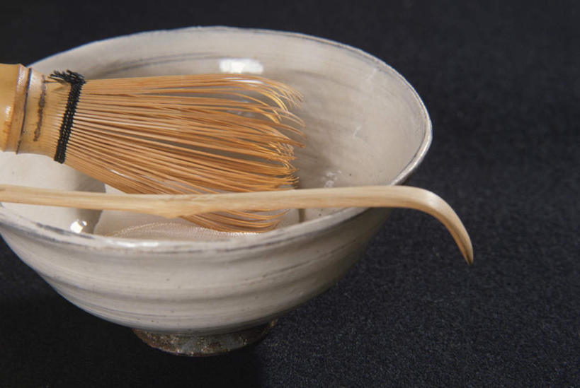 无人,横图,俯视,室内,特写,白天,餐桌,桌子,静物,餐具,一把,勺子,一个,茶具,调羹,汤匙,碗,摄影,影棚,单个,餐台,茶筅,茶叶搅拌器,一碗,进餐用具,烹调用具,彩图,高角度拍摄,影棚拍摄,拍摄