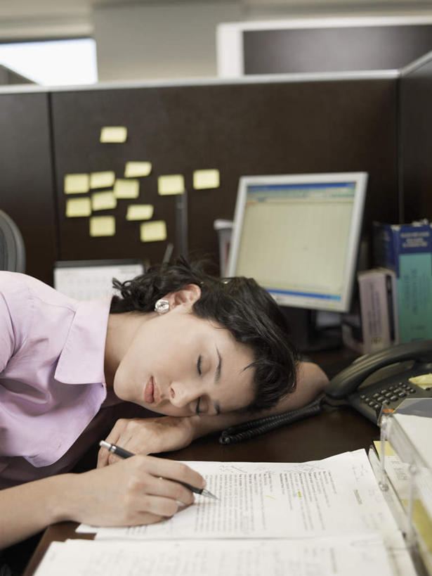 西方人,一个人,商务人士,商务女性,办公室,坐,闭眼,睡,竖图,室内,白天,侧面,显示器,天花板,桌子,照明,欧洲,欧洲人,仅一个年轻女性,仅一个女性,仅一个人,握,套装,材料,档案,屏幕,文件,办公桌,灯光,便利贴,拿,拿着,显示屏,顶灯,灯,资料,灯具,趴着,握着,便条,照亮,照明设备,文档,商务装,工薪阶层,输出设备,年轻女性,女人,女性,白种人,白领,上班族,闭眼睛,闭着眼,闭着眼睛,困,困觉,趴,寝息,睡觉,坐着,半身,彩图