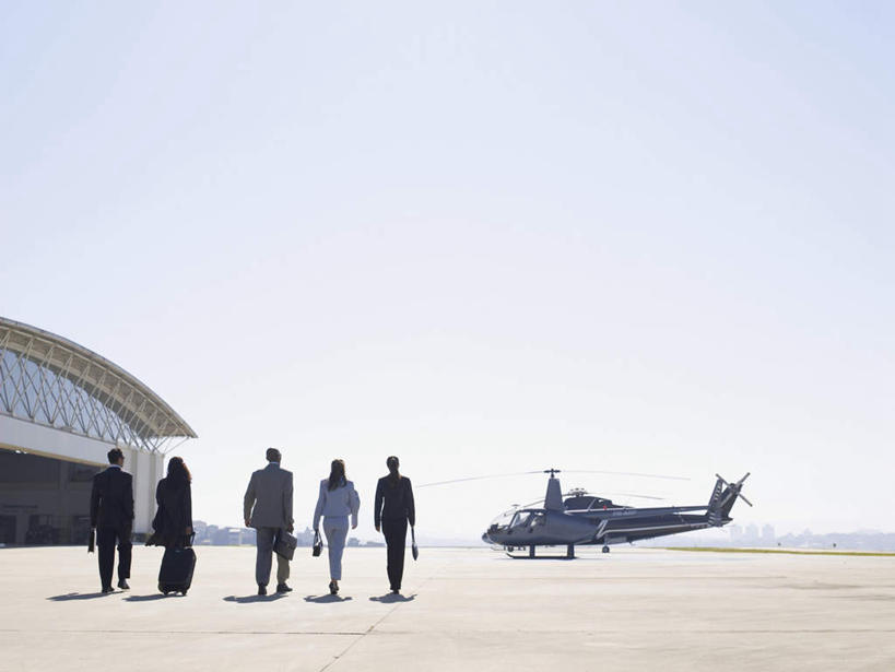 西方人,同事,商务人士,商务男性,商务女性,机场,走,横图,室外,白天,衬衫,成功,合作,团队,集体,信心,飞机,飞机场,欧洲,非洲,黑人,欧洲人,五个人,一排,阴影,套装,整齐,光线,包,公文包,拉杆箱,旅行箱,影子,云,云朵,许多人,拿,云彩,拿着,航空,队伍,排列,背面,蓝色,白云,蓝天,天空,阳光,行李箱,箱子,交通工具,天,一群人,公事包,出差,直升机,直升飞机,领导,成就,队列,商务装,合伙,领袖,工薪阶层,男人,男性,年轻男性,年轻女性,女人,女性,白种人,非洲人,白领,上班族,航空站,空港,步行,散步,走路,彩图,全身,衬衣,旅行