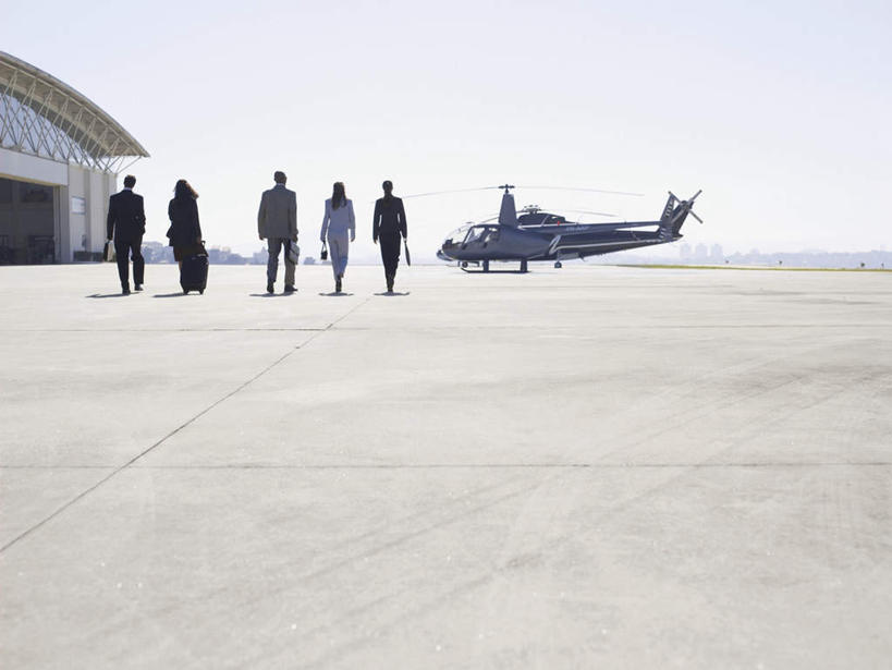 西方人,同事,商务人士,商务男性,商务女性,机场,走,横图,室外,白天,衬衫,成功,合作,团队,集体,信心,飞机,飞机场,欧洲,非洲,黑人,欧洲人,五个人,一排,阴影,套装,整齐,光线,包,公文包,拉杆箱,旅行箱,影子,云,云朵,许多人,拿,云彩,拿着,航空,队伍,排列,背面,蓝色,白云,蓝天,天空,阳光,行李箱,箱子,交通工具,天,一群人,公事包,出差,直升机,直升飞机,领导,成就,队列,商务装,合伙,领袖,工薪阶层,男人,男性,年轻男性,年轻女性,女人,女性,白种人,非洲人,白领,上班族,航空站,空港,步行,散步,走路,彩图,全身,衬衣,旅行