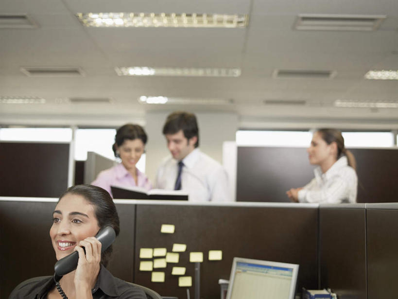 西方人,四个人,同事,商务人士,商务男性,商务女性,办公室,站,坐,笑,打电话,微笑,露齿笑,横图,室内,白天,正面,衬衫,成功,合作,团队,集体,信心,显示器,电话,照明,欧洲,欧洲人,套装,材料,档案,屏幕,文件,灯光,便利贴,领带,拿,拿着,注视,通讯设备,显示屏,队伍,顶灯,灯,话筒,资料,灯具,观察,看,站着,电话线,观看,便条,照亮,察看,领导,照明设备,成就,关注,文档,商务装,合伙,领袖,工薪阶层,输出设备,交流,男人,男性,年轻男性,年轻女性,女人,女性,白种人,年轻人,白领,上班族,电话机,沟通,通话,站立,坐着,半身,彩图,衬衣