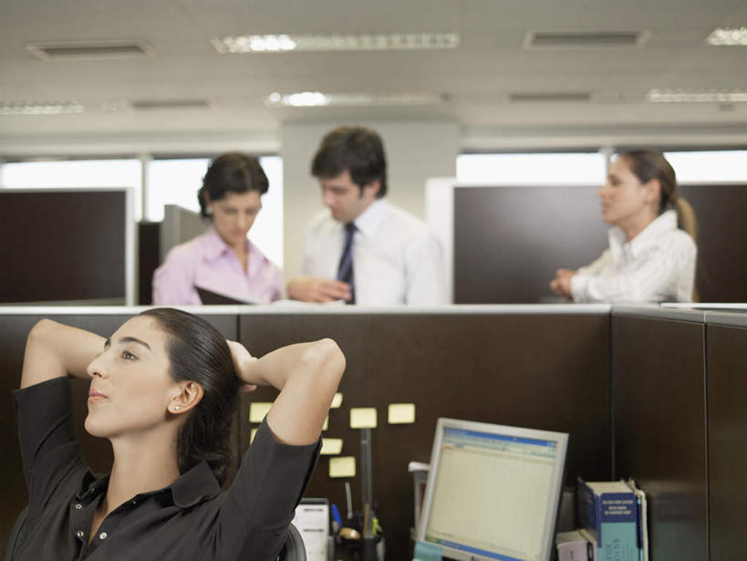 西方人,四个人,同事,商务人士,商务男性,商务女性,办公室,站,坐,说,横图,室内,白天,正面,衬衫,讨论,成功,合作,团队,集体,信心,显示器,天花板,照明,欧洲,欧洲人,套装,材料,档案,屏幕,文件,灯光,便利贴,领带,拿,拿着,注视,显示屏,队伍,顶灯,灯,资料,灯具,隔板,观察,看,站着,观看,便条,照亮,察看,领导,照明设备,成就,关注,文档,商务装,合伙,领袖,工薪阶层,输出设备,交流,男人,男性,年轻男性,年轻女性,女人,女性,白种人,年轻人,白领,上班族,沟通,讲话,交谈,商讨,说话,谈话,站立,坐着,半身,彩图,衬衣