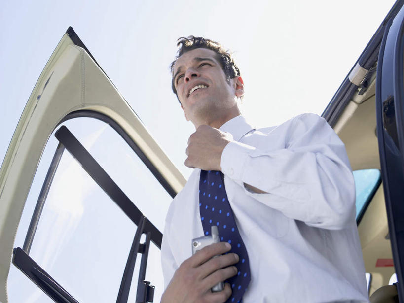 西方人,一个人,商务人士,商务男性,站,横图,室外,白天,仰视,衬衫,飞机,欧洲,欧洲人,仅一个男性,仅一个人,阴影,套装,光线,影子,云,云朵,领带,拿,云彩,拿着,注视,航空,仅一个年轻男性,蓝色,白云,蓝天,天空,阳光,交通工具,天,观察,看,站着,观看,直升机,直升飞机,察看,关注,商务装,工薪阶层,男人,男性,年轻男性,白种人,白领,上班族,站立,半身,彩图,低角度拍摄,衬衣