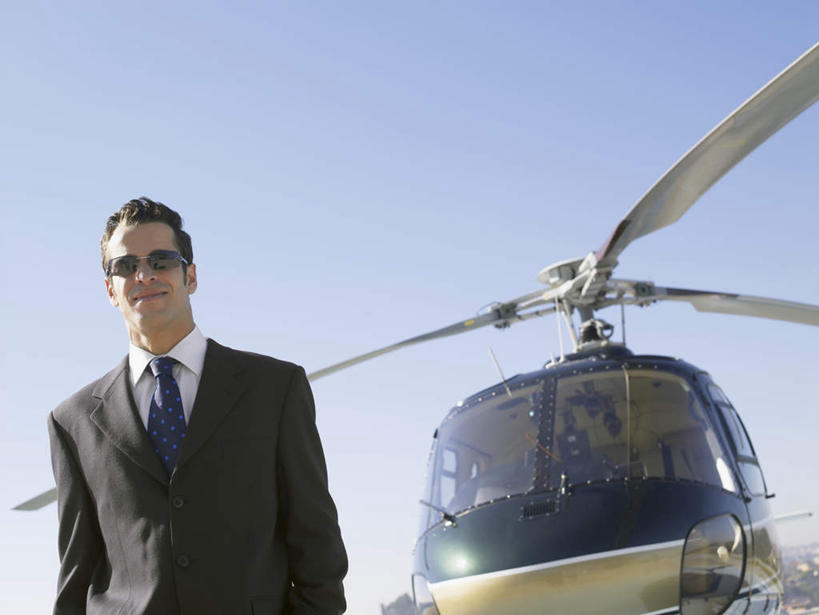 西方人,一个人,商务人士,商务男性,站,笑,微笑,横图,室外,白天,仰视,衬衫,飞机,欧洲,欧洲人,仅一个男性,仅一个人,套装,墨镜,眼镜,领带,注视,航空,仅一个年轻男性,蓝色,蓝天,天空,太阳镜,太阳眼镜,交通工具,天,观察,看,站着,遮阳镜,晴朗,观看,直升机,直升飞机,察看,关注,商务装,工薪阶层,万里无云,年轻男性,白种人,年轻人,白领,上班族,晴空,晴空万里,站立,半身,彩图,低角度拍摄,衬衣