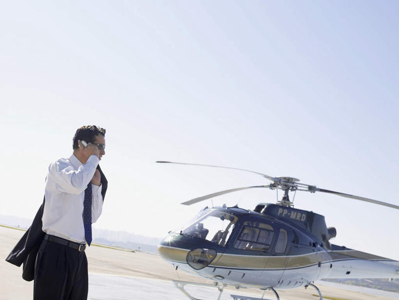 西方人,一个人,商务人士,商务男性,站,打电话,横图,室外,白天,侧面,衬衫,飞机,电话,手机,欧洲,欧洲人,仅一个男性,仅一个人,套装,墨镜,眼镜,领带,拿,拿着,注视,通讯设备,航空,外套,仅一个年轻男性,蓝色,蓝天,天空,太阳镜,太阳眼镜,交通工具,天,观察,看,站着,遮阳镜,晴朗,观看,直升机,直升飞机,察看,关注,商务装,工薪阶层,万里无云,交流,年轻男性,白种人,年轻人,白领,上班族,晴空,晴空万里,沟通,通话,站立,半身,彩图,衬衣