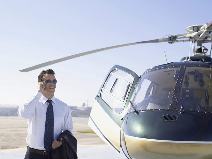 西方人,一个人,商务人士,商务男性,机场,站,打电话,横图,室外,白天,正面,衬衫,飞机,飞机场,电话,手机,欧洲,欧洲人,仅一个男性,仅一个人,套装,墨镜,眼镜,领带,拿,拿着,注视,通讯设备,航空,外套,仅一个年轻男性,蓝色,蓝天,天空,太阳镜,太阳眼镜,交通工具,天,观察,看,站着,遮阳镜,晴朗,观看,直升机,直升飞机,察看,关注,商务装,工薪阶层,万里无云,交流,年轻男性,白种人,年轻人,白领,上班族,晴空,晴空万里,沟通,通话,站立,半身,彩图,衬衣