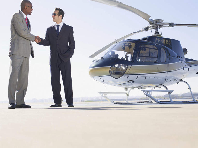 西方人,手,两个人,同事,商务人士,商务男性,办公室,站,握手,横图,室外,白天,正面,衬衫,成功,合作,团队,集体,信心,飞机,欧洲,非洲,黑人,欧洲人,阴影,套装,光线,影子,领带,注视,航空,队伍,蓝色,蓝天,天空,阳光,交通工具,天,观察,看,站着,手部,晴朗,观看,直升机,直升飞机,察看,领导,成就,关注,商务装,合伙,领袖,工薪阶层,万里无云,男人,男性,年轻男性,白种人,非洲人,年轻人,白领,上班族,晴空,晴空万里,搀手,拉手,手拉手,手握手,站立,彩图,全身,衬衣