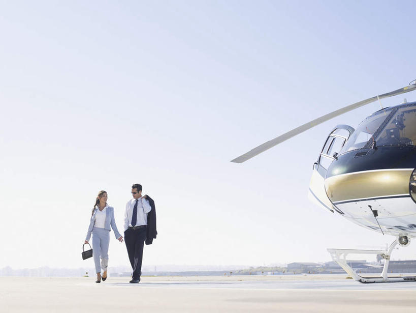 西方人,两个人,同事,商务人士,商务男性,商务女性,机场,站,横图,室外,白天,正面,衬衫,成功,合作,团队,集体,信心,飞机,飞机场,欧洲,欧洲人,套装,拿,拿着,注视,航空,外套,队伍,蓝色,蓝天,天空,交通工具,天,观察,看,站着,晴朗,观看,直升机,直升飞机,察看,领导,成就,关注,商务装,合伙,领袖,工薪阶层,万里无云,男人,男性,年轻男性,年轻女性,女人,女性,白种人,白领,上班族,晴空,晴空万里,站立,彩图,全身,衬衣