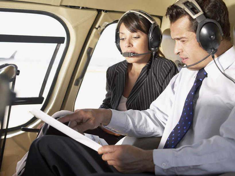 西方人,两个人,伙伴,朋友,商务人士,商务男性,商务女性,坐,横图,室外,白天,正面,衬衫,友谊,合作,团队,飞机,欧洲,欧洲人,套装,话务员,注视,航空,耳机,耳麦,话筒,交通工具,观察,看,战略,观看,直升机,直升飞机,察看,麦克风,关注,商务装,工薪阶层,客服人员,电话销售,联合,合谋,配合,协作,男人,男性,年轻男性,年轻女性,女人,女性,白种人,白领,接线员,上班族,坐着,半身,彩图,衬衣