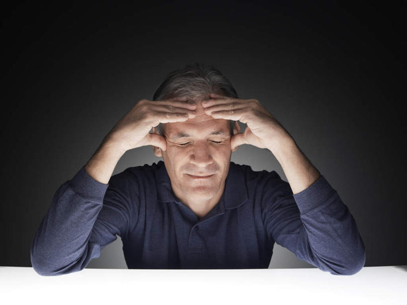 西方人,脸,头,脸颊,肩,头发,一个人,坐,闭眼,横图,室内,特写,白天,正面,桌子,欧洲,欧洲人,仅一个男性,仅一个人,阴影,黑色背景,服装,光线,影子,托头,休闲装,书桌,肩膀,衣服,黑色,课桌,仅一个老年男性,休闲,思考,休闲服,考虑,摄影,服饰,影棚,冥想,老年男性,男人,男性,白种人,头部,脸部,脸蛋,面部,闭眼睛,闭着眼,闭着眼睛,坐着,半身,彩图,影棚拍摄,拍摄,短发