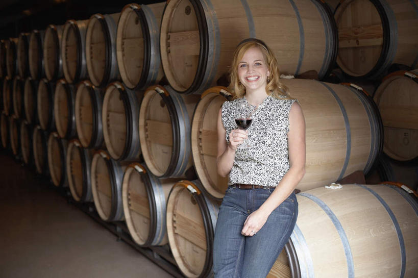 红酒,葡萄酒,西方人,头发,一个人,站,横图,室内,白天,正面,快乐,幸福,储藏室,杯子,欧洲,欧洲人,仅一个年轻女性,仅一个女性,仅一个人,握,堆叠,服装,高脚杯,酒桶,木桶,红酒杯,酒类,拿,拿着,注视,休闲装,玻璃制品,酒,饮料,排列,衣服,酒杯,观察,看,站着,休闲,休闲服,红葡萄酒,握着,服饰,金黄色,观看,酒庄,察看,队列,关注,年轻女性,女人,女性,白种人,长发,玻璃杯,站立,半身,彩图,高兴,愉快