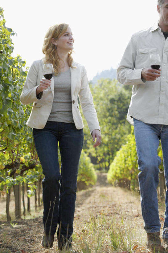 红酒,葡萄酒,西方人,两个人,夫妻,果园,站,走,说,竖图,室外,白天,正面,爱情,快乐,幸福,森林,树林,田园,植物,杯子,欧洲,美国,欧洲人,握,服装,高脚杯,红酒杯,酒类,浪漫,拿,拿着,注视,牛仔裤,休闲装,葡萄园,玻璃制品,酒,树,树木,饮料,衣服,绿色,自然,酒杯,庄园,观察,看,站着,休闲,温暖,温馨,休闲服,红葡萄酒,恩爱,握着,恋人,服饰,生长,成长,观看,酒庄,和睦,察看,北美,北美洲,关注,美洲,加州,加利福尼亚州,交流,男人,男性,年轻女性,女人,女性,中年男性,白种人,情侣,玻璃杯,步行,沟通,讲话,交谈,散步,说话,谈话,站立,走路,半身,彩图,高兴,愉快,伴侣,融洽