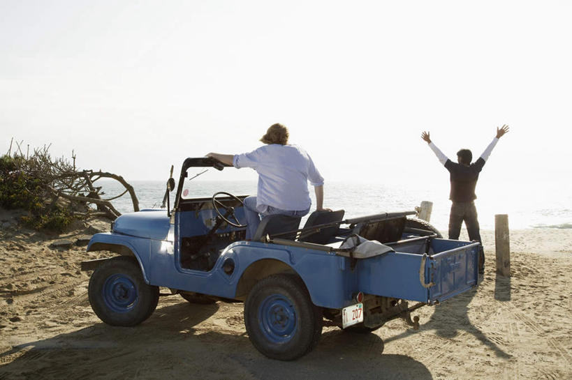 西方人,两个人,伙伴,朋友,站,坐,举,伸展双臂,横图,室外,白天,旅游,度假,友谊,水,太阳,汽车,欧洲,欧洲人,阴影,服装,光线,影子,水池,水面,休闲装,娱乐,车,背面,衣服,阳光,交通工具,托,站着,享受,休闲,休闲服,放松,服饰,户外运动,吉普车,友情,男人,男性,年轻男性,白种人,敞开双臂,举起,举手,举着,伸开双臂,向上举,向上伸,向上托,展开双肩,站立,张开手臂,张开双臂,坐着,彩图,全身