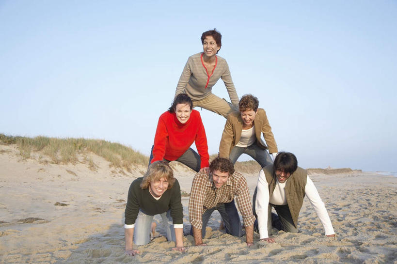 西方人,伙伴,朋友,叠罗汉,笑,攀登,微笑,露齿笑,横图,室外,白天,正面,旅游,度假,游戏,快乐,友谊,幸福,沙滩,欧洲,欧洲人,五个人,服装,沙子,海岸,沙地,玩,注视,牛仔裤,休闲装,娱乐,衣服,蓝色,蓝天,天空,天,观察,看,趴着,享受,休闲,休闲服,爬,放松,服饰,观看,活动,察看,发泄,关注,消遣,智力,户外运动,宣泄,友情,男人,男性,年轻男性,年轻女性,女人,女性,白种人,海滩,趴,攀爬,玩耍,嬉戏,彩图,全身,高兴,愉快