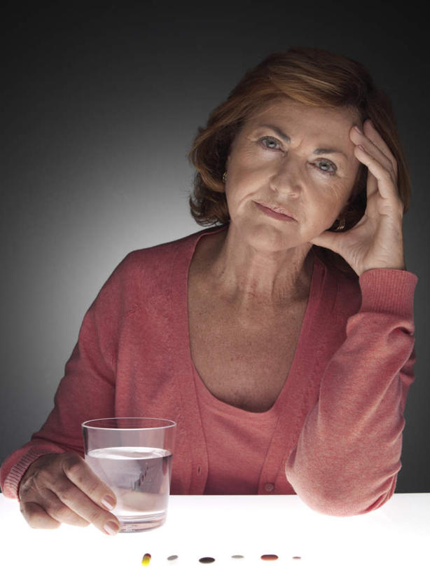 西方人,脸,头,脸颊,肩,头发,一个人,病人,坐,竖图,室内,特写,白天,正面,毛衣,安全,水,桌子,杯子,欧洲,欧洲人,仅一个女性,仅一个人,撑,握,阴影,灰色背景,服装,光线,药剂,药丸,影子,棕色,防护,拿,拿着,托头,注视,休闲装,药片,书桌,肩膀,玻璃制品,排列,衣服,课桌,水杯,药品,观察,看,托,仅一个中年女性,休闲,难受,疲倦,生病,思考,休闲服,考虑,压力,治疗,握着,摄影,服饰,影棚,观看,保护,冥想,头痛,羊毛衫,药物,察看,医疗,疲劳,队列,关注,保险,预防,疲乏,平安,认真,女人,女性,中年女性,白种人,头部,脸部,脸蛋,面部,患者,玻璃杯,坐着,半身,彩图,影棚拍摄,拍摄,短发