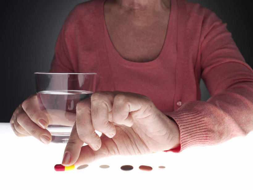 西方人,脸,头,脸颊,肩,头发,一个人,病人,坐,横图,室内,特写,白天,正面,毛衣,安全,水,桌子,杯子,欧洲,欧洲人,仅一个女性,仅一个人,握,阴影,灰色背景,服装,光线,药剂,药丸,影子,棕色,防护,拿,拿着,休闲装,药片,书桌,肩膀,玻璃制品,排列,衣服,课桌,水杯,药品,仅一个中年女性,休闲,难受,疲倦,生病,思考,休闲服,考虑,压力,治疗,握着,摄影,服饰,影棚,保护,冥想,头痛,羊毛衫,药物,医疗,疲劳,队列,保险,预防,疲乏,平安,认真,女人,女性,中年女性,白种人,头部,脸部,脸蛋,面部,患者,玻璃杯,坐着,半身,彩图,影棚拍摄,拍摄,短发