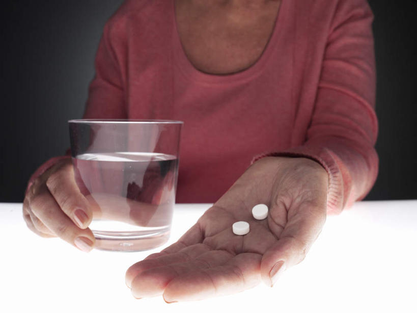 西方人,肩,胸,头发,一个人,病人,坐,横图,室内,特写,白天,正面,毛衣,安全,水,桌子,杯子,欧洲,欧洲人,仅一个女性,仅一个人,握,阴影,灰色背景,服装,光线,药剂,药丸,影子,棕色,防护,拿,拿着,休闲装,药片,书桌,肩膀,玻璃制品,排列,衣服,课桌,水杯,药品,仅一个中年女性,休闲,难受,疲倦,生病,思考,休闲服,考虑,压力,治疗,握着,摄影,服饰,影棚,保护,冥想,头痛,羊毛衫,药物,医疗,疲劳,队列,保险,预防,疲乏,平安,认真,女人,女性,中年女性,白种人,胸部,患者,玻璃杯,坐着,半身,彩图,影棚拍摄,拍摄,短发