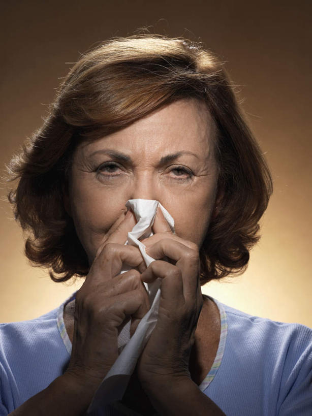 西方人,脸,头,脸颊,肩,头发,一个人,病人,坐,闭眼,竖图,室内,特写,白天,正面,毛衣,生活用品,桌子,欧洲,欧洲人,仅一个女性,仅一个人,阴影,服装,光线,影子,纸,棕色,休闲装,书桌,肩膀,衣服,课桌,纸巾,日用品,仅一个中年女性,休闲,难受,疲倦,生病,思考,休闲服,考虑,压力,擦拭,摄影,服饰,影棚,卫生纸,冥想,头痛,羊毛衫,疲劳,鼻涕,疲乏,生活用纸,认真,女人,女性,中年女性,白种人,头部,脸部,脸蛋,面部,患者,闭眼睛,闭着眼,闭着眼睛,坐着,半身,彩图,影棚拍摄,拍摄,短发