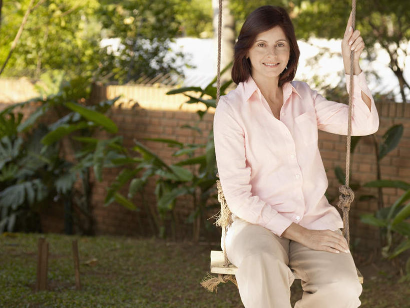 西方人,一个人,坐,笑,微笑,横图,室外,白天,正面,游戏,植物,欧洲,欧洲人,仅一个女性,仅一个人,握,摇摆,服装,玩,注视,休闲装,娱乐,树,树木,衣服,绿色,自然,绳子,秋千,荡秋千,观察,看,仅一个中年女性,休闲,休闲服,握着,服饰,生长,成长,观看,活动,绳索,察看,关注,摇晃,女人,女性,中年女性,白种人,玩耍,嬉戏,坐着,半身,彩图