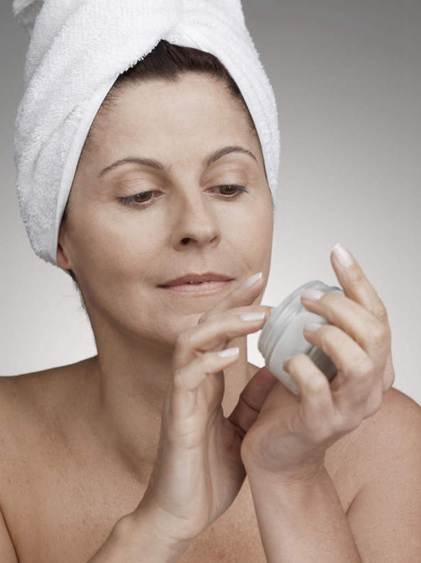 西方人,脸,头,眼睛,脸颊,脖子,肩,头发,一个人,竖图,室内,特写,白天,正面,化妆,美容,欧洲,欧洲人,仅一个女性,仅一个人,擦,护肤,握,灰色背景,纺织物,润肤露,褐色,拿,拿着,注视,裸露,肩膀,黑色,毛巾,观察,看,清洁,仅一个中年女性,保养,享受,休闲,放松,握着,摄影,影棚,赤裸,观看,保暖,察看,润肤霜,关注,裸,透气,养颜,防水,储水,耐磨,吸水,女人,女性,中年女性,白种人,头部,长发,脖,颈,颈部,脸部,脸蛋,面部,半身,彩图,影棚拍摄,拍摄