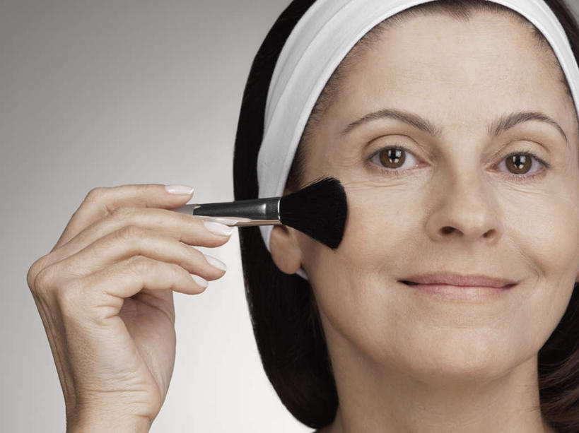 西方人,脸,头,眼睛,脸颊,脖子,肩,头发,一个人,横图,室内,特写,白天,正面,欧洲,欧洲人,仅一个女性,仅一个人,握,灰色背景,束发带,褐色,拿,拿着,注视,裸露,肩膀,黑色,化妆刷,刷子,观察,看,仅一个中年女性,握着,摄影,影棚,赤裸,观看,察看,美容工具,关注,卸妆,裸,彩妆刷,化妆工具,蜜粉刷,女人,女性,中年女性,白种人,头部,长发,脖,颈,颈部,脸部,脸蛋,面部,半身,彩图,影棚拍摄,拍摄