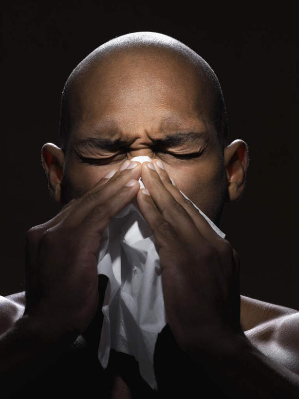 西方人,脸,头,鼻子,脸颊,脖子,肩,秃头,一个人,病人,闭眼,竖图,室内,特写,白天,正面,生活用品,欧洲,非洲,黑人,欧洲人,仅一个男性,仅一个人,阴影,黑色背景,光线,影子,纸,肩膀,仅一个年轻男性,纸巾,日用品,皱眉,擦拭,摄影,影棚,卫生纸,感冒,流涕,生活用纸,男人,男性,年轻男性,非洲人,头部,光头,无发,鼻,鼻孔,脖,颈,颈部,脸部,脸蛋,面部,患者,就医者,闭眼睛,闭着眼,闭着眼睛,半身,彩图,影棚拍摄,拍摄