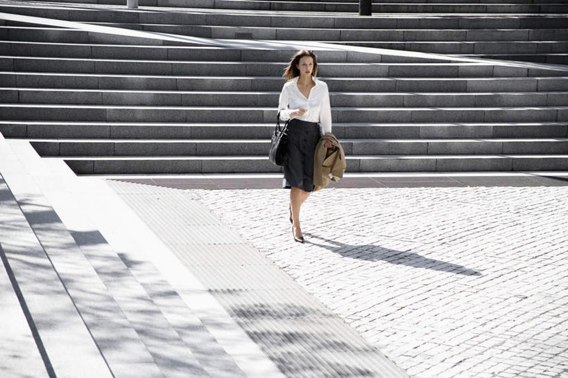 西方人,一个人,商务人士,商务女性,走,横图,室外,白天,正面,高跟鞋,裙子,太阳,楼梯,欧洲,欧洲人,仅一个年轻女性,仅一个女性,仅一个人,握,阴影,套装,光线,包,皮包,影子,阶梯,拿,拿着,台阶,衣服,阳光,大衣,握着,短裙,单肩包,商务装,工薪阶层,年轻女性,女人,女性,白种人,白领,上班族,步行,散步,走路,彩图,全身