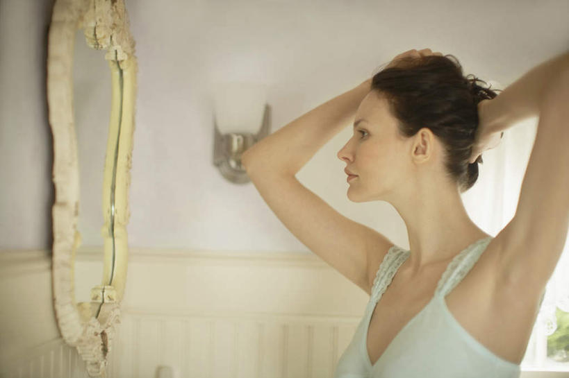 西方人,一个人,举,横图,室内,白天,侧面,化妆,美容,太阳,镜子,欧洲,欧洲人,仅一个女性,仅一个人,阴影,服装,朦胧,模糊,反射,光线,壁灯,影子,墙,注视,休闲装,墙壁,墙面,灯,衣服,阳光,化妆镜,灯具,观察,看,托,仅一个中年女性,休闲,休闲服,服饰,观看,镜像,察看,镜面,照明设备,化妆间,关注,化妆室,光学,女人,女性,中年女性,白种人,举起,举手,举着,向上举,向上伸,向上托,半身,彩图