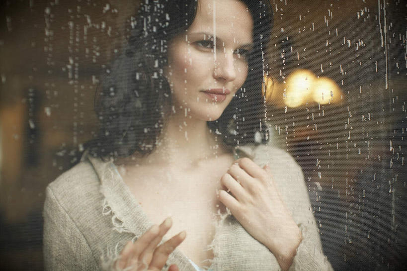 西方人,脸,头,脸颊,手,头发,一个人,摸,横图,室外,特写,白天,正面,水,窗户,落地窗,玻璃,欧洲,欧洲人,仅一个女性,仅一个人,抚摸,服装,朦胧,模糊,液体,水滴,灯光,注视,休闲装,雨点,肩膀,玻璃窗,灯,衣服,黑色,灯具,观察,看,仅一个中年女性,休闲,手部,休闲服,雨水,服饰,观看,察看,照明设备,关注,女人,女性,中年女性,白种人,头部,长发,脸部,脸蛋,面部,触摸,接触,半身,彩图