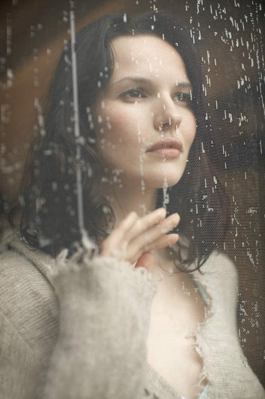 西方人,脸,头,脸颊,手,头发,一个人,摸,竖图,室外,特写,白天,正面,水,窗户,落地窗,玻璃,欧洲,欧洲人,仅一个女性,仅一个人,服装,朦胧,模糊,液体,水滴,灯光,注视,休闲装,雨点,肩膀,玻璃窗,灯,衣服,灯具,观察,看,仅一个中年女性,休闲,手部,休闲服,雨水,服饰,观看,察看,照明设备,关注,女人,女性,中年女性,白种人,头部,长发,脸部,脸蛋,面部,触摸,接触,半身,彩图