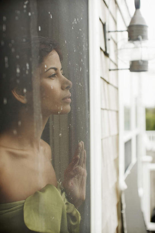 西方人,一个人,家,竖图,室内,白天,侧面,浴袍,窗户,落地窗,路灯,欧洲,欧洲人,仅一个年轻女性,仅一个女性,仅一个人,朦胧,模糊,房屋,屋子,公寓,灯光,注视,洋房,楼房,玻璃窗,住宅,灯,观察,看,观看,等待,遥望,察看,照明设备,关注,渴望,年轻女性,女人,女性,白种人,站立,半身,彩图,汤帷子,浴衣,沐浴,房子