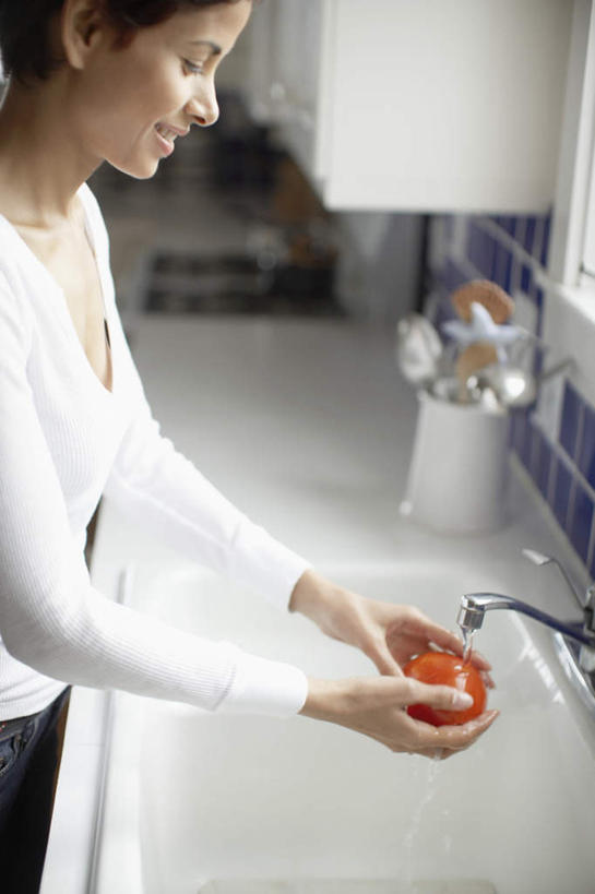 一个人,站,笑,微笑,露齿笑,竖图,室内,白天,侧面,水,厨房,蔬菜,西红柿,亚洲,仅一个女性,仅一个人,握,洗,服装,新鲜,水槽,水龙头,桶,液体,勺子,水滴,食品,拿,拿着,休闲装,食物,衣服,容器,调羹,汤匙,站着,仅一个中年女性,休闲,休闲服,握着,服饰,有机食品,绿色食品,储藏,储存,贤惠,女人,女性,中年女性,亚洲人,印度人,樱桃番茄,圣女果,番茄,清洗,站立,半身,彩图,灶间,贮存