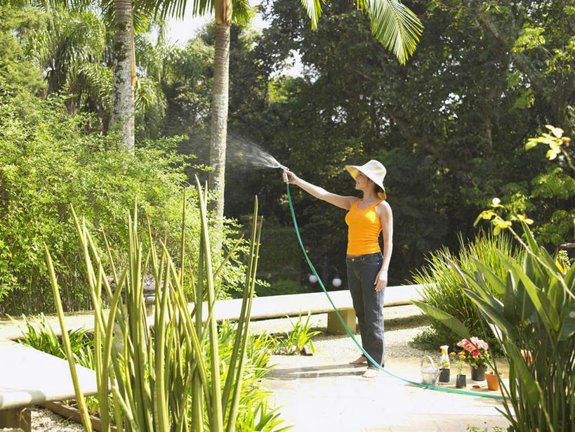 西方人,一个人,走,横图,室外,白天,侧面,花海,花圃,水,植物,路灯,帽子,叶子,花盆,欧洲,欧洲人,仅一个年轻女性,仅一个女性,仅一个人,飞溅,服装,盛开,溅,液体,水滴,灯光,花蕾,注视,休闲装,水管,浇花,灯,水珠,花,花瓣,花朵,花卉,鲜花,树,树木,衣服,绿色,自然,遮阳帽,花丛,花束,花田,花苞,花蕊,观察,看,休闲,休闲服,橙色,浇,服饰,生长,成长,观看,察看,照明设备,关注,喷洒,年轻女性,女人,女性,白种人,园丁,步行,散步,走路,彩图,全身