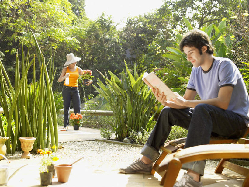 西方人,两个人,夫妻,坐,笑,微笑,横图,室外,白天,正面,爱情,看书,阅读,花海,花圃,植物,帽子,书籍,叶子,椅子,花盆,欧洲,欧洲人,学习,盛开,躺椅,浪漫,花蕾,注视,浇花,花,花瓣,花朵,鲜花,树,树木,绿色,自然,遮阳帽,书本,花丛,花束,花田,花苞,花蕊,观察,看,和谐,恩爱,读书,浏览,恋人,生长,成长,观看,沙滩椅,察看,关注,喷水壶,男人,男性,年轻男性,年轻女性,女人,女性,白种人,情侣,书,图书,坐着,彩图,全身,伴侣