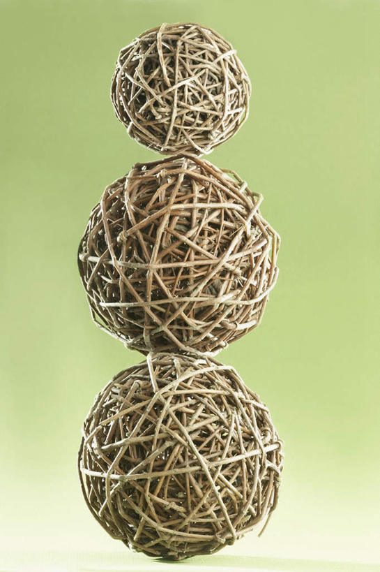 无人,竖图,室内,特写,白天,正面,静物,一排,灰色背景,紫藤,球,排列,三个,灰色,球体,比较,摄影,影棚,衡量,队列,朱藤,藤萝,招藤,招豆藤,彩图,影棚拍摄,拍摄