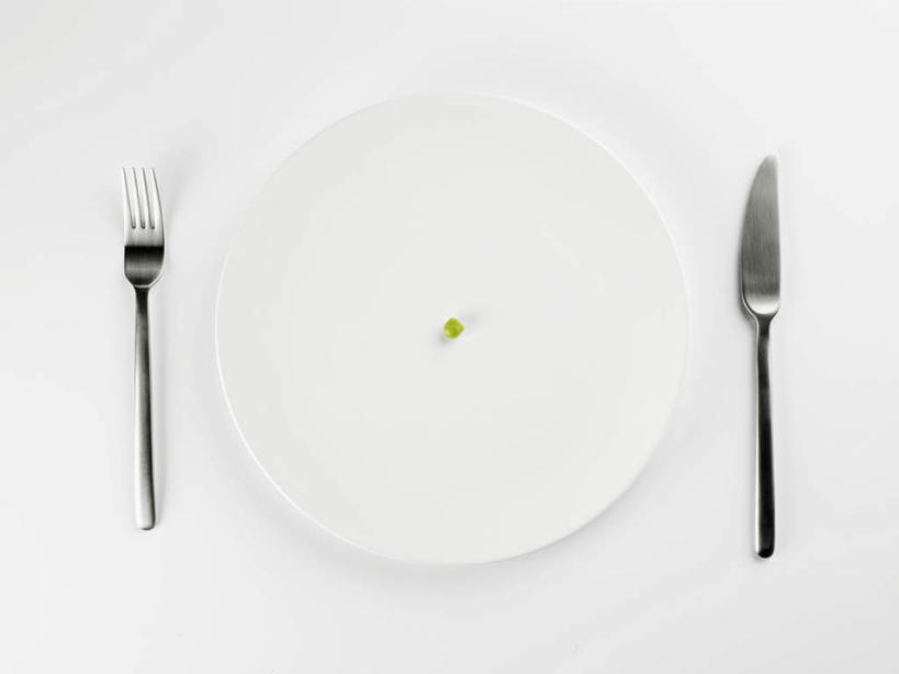 无人,横图,俯视,室内,白天,白色背景,植物,桌面,豆,蔬菜,餐具,新鲜,叉子,碟子,盘,叉,豆类,豆子,食品,食物,一个,白色,盘子,碟,刀,摄影,有机食品,绿色食品,影棚,单个,豆科,彩图,高角度拍摄,影棚拍摄,拍摄