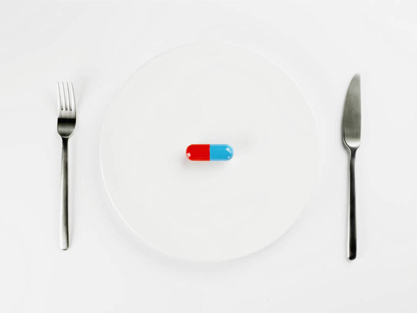 无人,横图,俯视,室内,白天,白色背景,桌面,静物,餐具,药,医药,叉子,碟子,盘,药丸,叉,胶囊,药片,一个,白色,盘子,碟,刀,摄影,影棚,单个,彩图,高角度拍摄,影棚拍摄,拍摄