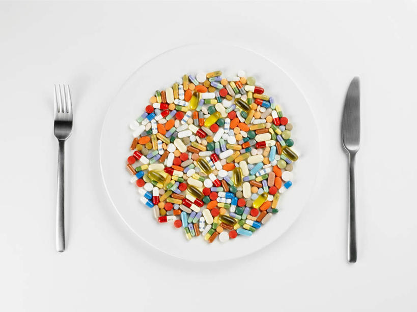 无人,横图,俯视,室内,白天,白色背景,桌面,静物,餐具,一堆,许多,药,堆叠,堆积,医药,叉子,碟子,盘,药丸,叉,胶囊,药片,一个,白色,盘子,碟,刀,摄影,影棚,单个,堆,彩图,高角度拍摄,影棚拍摄,拍摄