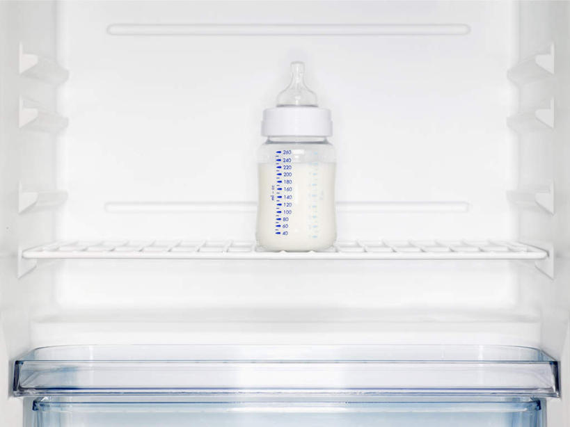 牛奶,无人,横图,室内,白天,白色背景,正面,电器,格子,奶瓶,冰箱,饮品,营养,冷冻,冷柜,饮料,一个,瓶子,隔板,冷藏柜,冷藏,单个,储藏,放置,乳制品,家电,家用电器,奶,奶粉,安神,保鲜,彩图