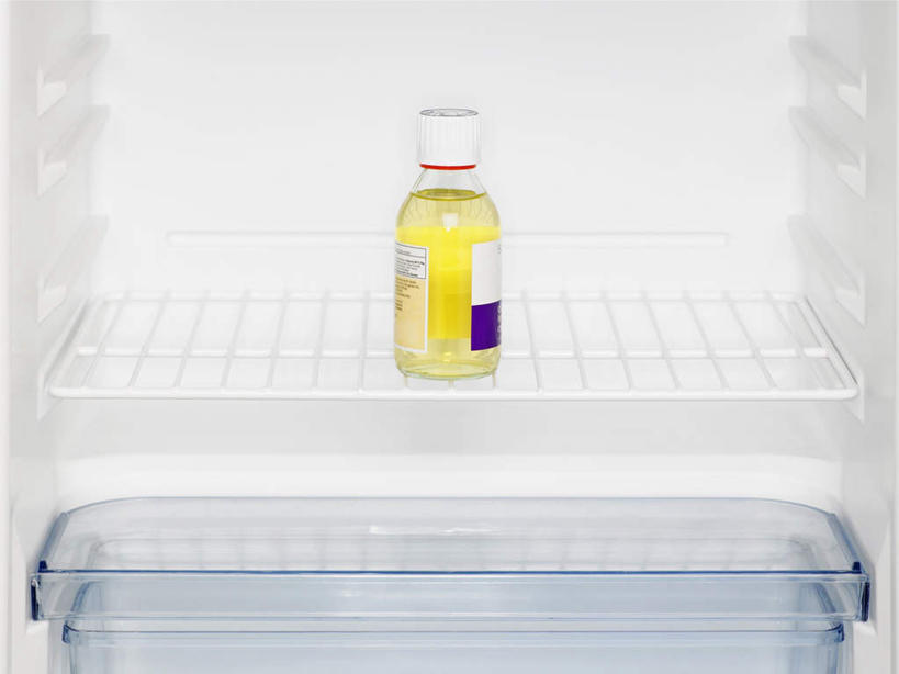 无人,横图,俯视,室内,特写,白天,白色背景,静物,药,医药,电器,格子,药瓶,冰箱,冷冻,冷柜,一个,黄色,隔板,冷藏柜,健康,冷藏,单个,储藏,放置,家电,家用电器,保鲜,彩图,高角度拍摄