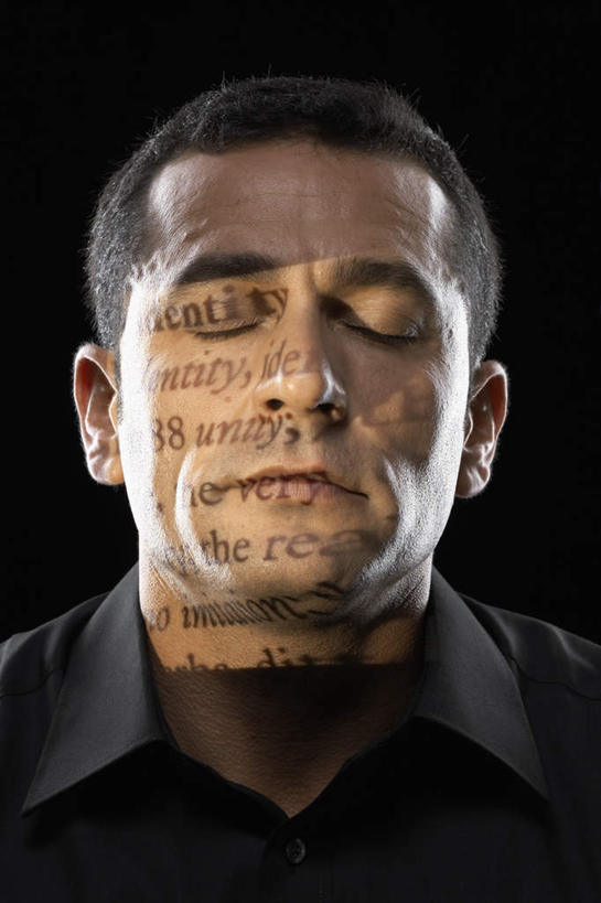 西方人,脸,头,脸颊,一个人,商务人士,商务男性,闭眼,竖图,室内,特写,白天,正面,衬衫,欧洲,欧洲人,仅一个男性,仅一个人,仅一个中年男性,阴影,黑色背景,套装,光线,英文,标志,文字,影子,字符,字母,标识,肩膀,衣服,黑色,阳光,投影,摄影,影棚,英文字母,商务装,工薪阶层,男人,男性,中年男性,白种人,头部,脸部,脸蛋,面部,白领,上班族,闭眼睛,闭着眼,闭着眼睛,半身,彩图,影棚拍摄,衬衣,拍摄