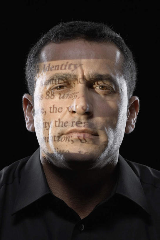 西方人,脸,头,脸颊,一个人,商务人士,商务男性,竖图,室内,特写,白天,正面,衬衫,欧洲,欧洲人,仅一个男性,仅一个人,仅一个中年男性,阴影,黑色背景,套装,光线,英文,标志,文字,影子,字符,字母,注视,标识,肩膀,衣服,黑色,阳光,投影,观察,看,摄影,影棚,观看,英文字母,察看,关注,商务装,工薪阶层,男人,男性,中年男性,白种人,头部,脸部,脸蛋,面部,白领,上班族,半身,彩图,影棚拍摄,衬衣,拍摄