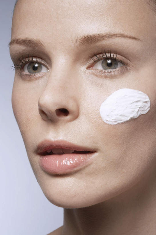 西方人,脸,头,脸颊,一个人,笑,微笑,竖图,室内,特写,白天,正面,化妆,美容,欧洲,欧洲人,仅一个年轻女性,仅一个女性,仅一个人,护肤,蓝色背景,注视,观察,看,保养,享受,休闲,放松,保健,摄影,影棚,观看,察看,乳液,润肤霜,关注,养颜,年轻女性,女人,女性,白种人,头部,脸部,脸蛋,面部,半身,彩图,影棚拍摄,拍摄