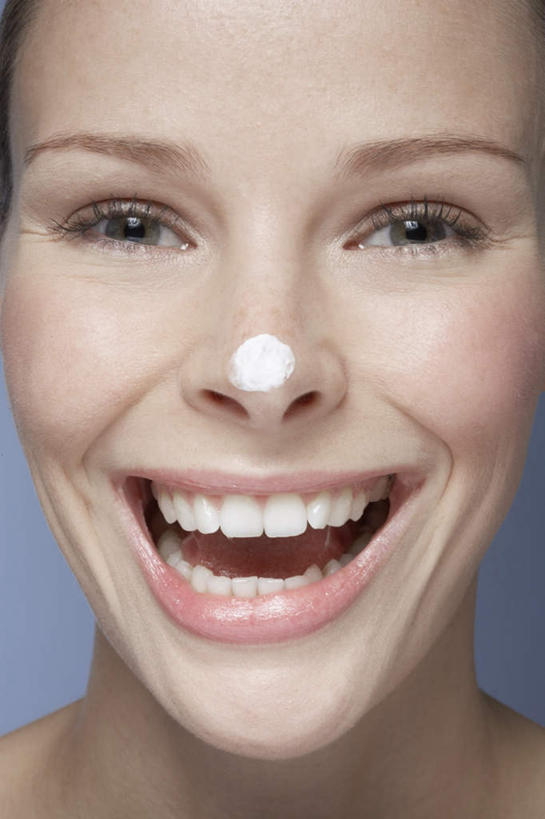 西方人,脸,头,脸颊,一个人,笑,大笑,竖图,室内,特写,白天,正面,化妆,美容,兴奋,欧洲,欧洲人,仅一个年轻女性,仅一个女性,仅一个人,护肤,蓝色背景,注视,观察,看,张嘴,保养,享受,休闲,放松,保健,摄影,影棚,观看,察看,乳液,润肤霜,关注,张大嘴巴,养颜,哈哈大笑,年轻女性,女人,女性,白种人,头部,脸部,脸蛋,面部,张开嘴,半身,彩图,影棚拍摄,高兴,狂笑,拍摄