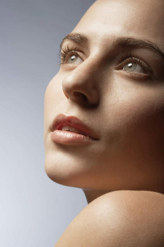 西方人,脸,头,脸颊,肩,一个人,笑,微笑,竖图,室内,特写,白天,正面,欧洲,欧洲人,仅一个年轻女性,仅一个女性,仅一个人,灰色背景,注视,观察,看,摄影,影棚,观看,察看,关注,年轻女性,女人,女性,白种人,头部,脸部,脸蛋,面部,半身,彩图,影棚拍摄,拍摄