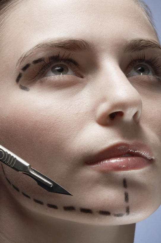 西方人,脸,头,脸颊,一个人,笑,微笑,竖图,室内,特写,白天,正面,化妆,美容,欧洲,欧洲人,仅一个年轻女性,仅一个女性,仅一个人,护肤,蓝色背景,线条,注视,标记,画,黑色,看,保养,享受,休闲,放松,保健,摄影,影棚,虚线,记号,关注,解剖刀,整容,养颜,年轻女性,女人,女性,白种人,头部,脸部,脸蛋,面部,抬头,仰头,半身,彩图,影棚拍摄,拍摄