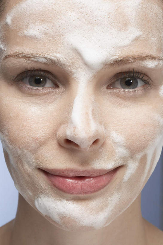 西方人,脸,头,脸颊,一个人,笑,微笑,竖图,室内,特写,白天,正面,化妆,美容,欧洲,欧洲人,仅一个年轻女性,仅一个女性,仅一个人,护肤,蓝色背景,泡沫,注视,肩膀,白色,化妆品,观察,看,保养,享受,休闲,放松,保健,摄影,影棚,洁面乳,观看,察看,洗面奶,关注,养颜,年轻女性,女人,女性,白种人,头部,脸部,脸蛋,面部,半身,彩图,影棚拍摄,拍摄