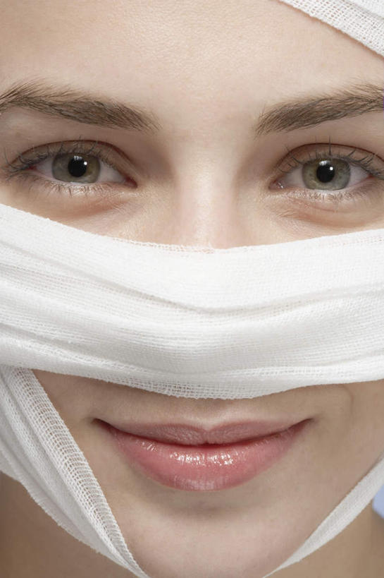 西方人,脸,头,脸颊,一个人,笑,微笑,竖图,室内,特写,白天,正面,化妆,美容,欧洲,欧洲人,仅一个年轻女性,仅一个女性,仅一个人,护肤,缠绕,注视,肩膀,白色,观察,看,保养,享受,休闲,放松,保健,摄影,影棚,观看,察看,包扎,关注,受伤,整容,养颜,年轻女性,女人,女性,白种人,头部,脸部,脸蛋,面部,绷带,半身,彩图,影棚拍摄,拍摄